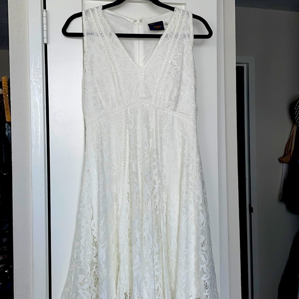 Beautiful white v-neck lace trim dress